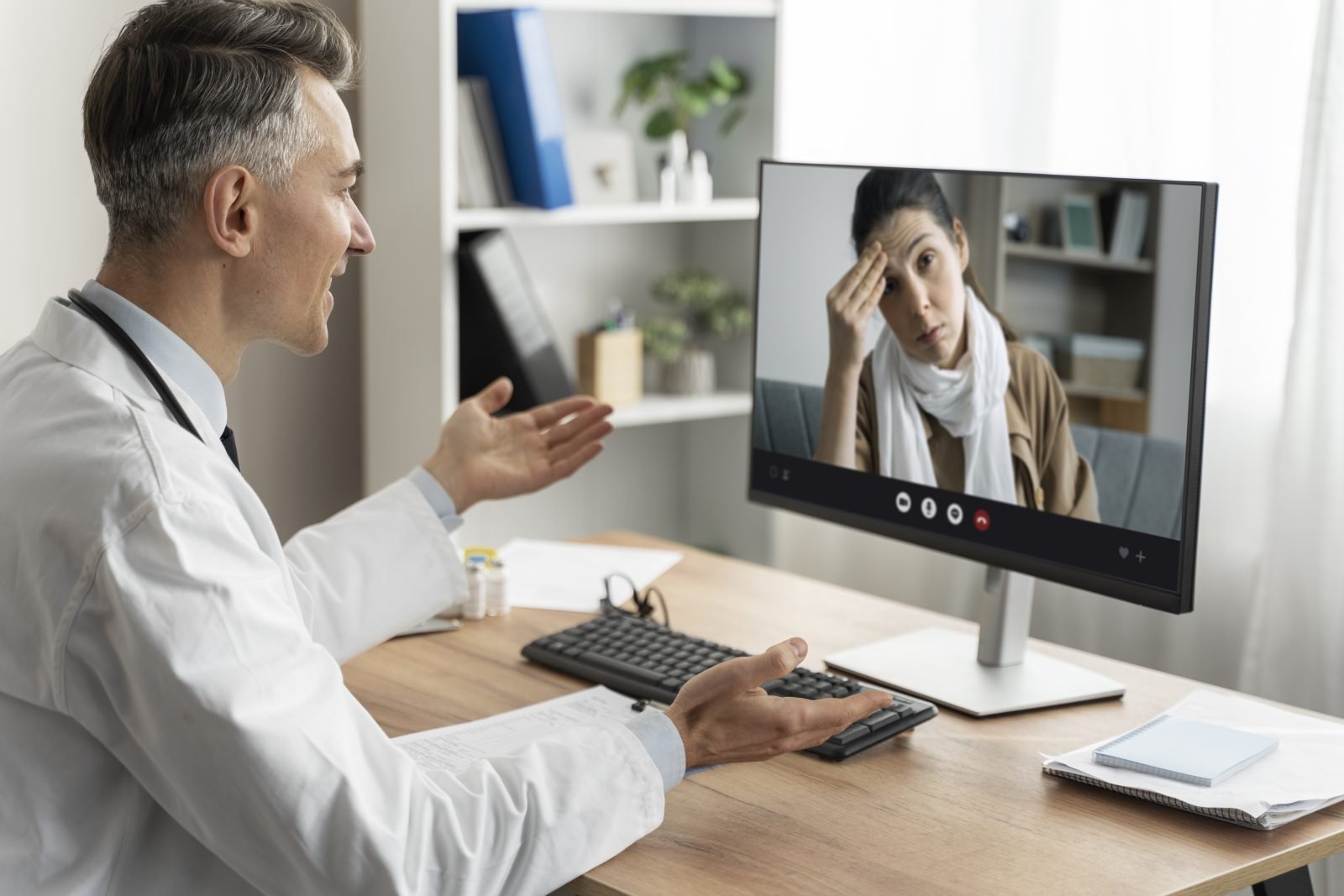Consulta médica acontecendo por videochamada no navegador