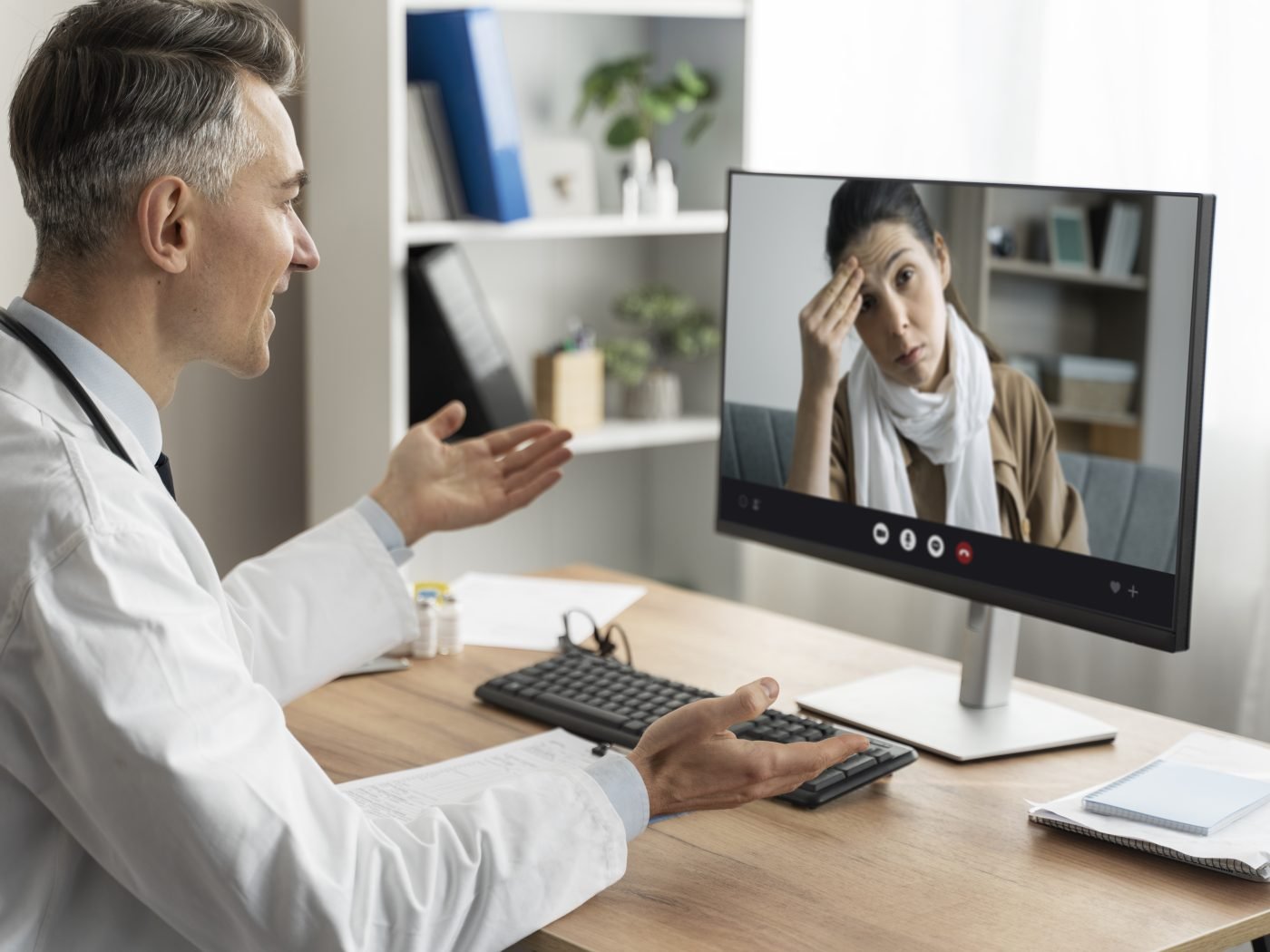 Médico atendendo uma paciente por videochamada